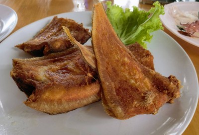 ปลาลิ้นหมาทอดราดน้ำปลา