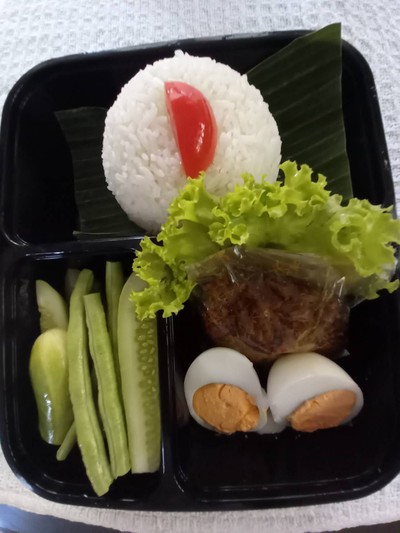 ข้าวไตปลาแห้งไข่ต้ม