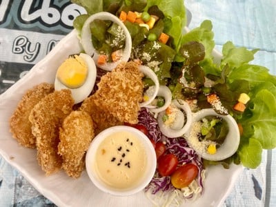 สลัดปลาทอด