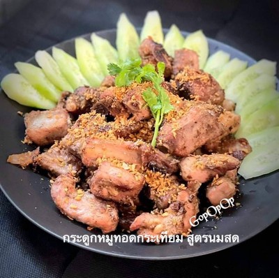 วิธีทำ กระดูกหมูทอดกระเทียมพริกไทย สูตรนมสด 