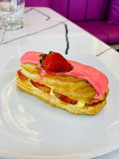Strawberry éclair