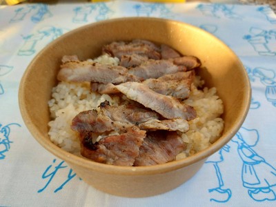 ข้าวหน้าสเต็กหมูย่าง