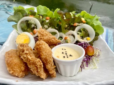 สลัดปลาทอด