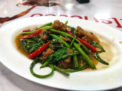 หมูกรอบดี ไม่นิ่ม กินไปยังกรอบอยู่ ผัดผักบุ้งรสชาติเข้มข้นแบบที่ควรจะเป็น