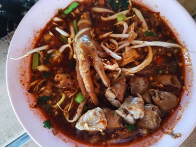 ก๋วยเตี๋ยวไก่ยายวัลย์ก๋วยเตี๋ยวเนื้อนะดา (ฮาลาล)
