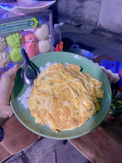 ข้าวไข่เจียวทรงเครื่องธรรมดา