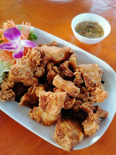 สามชั้นทอดน้ำปลา