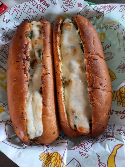 ฮอทดอกผักโขมอบชีส