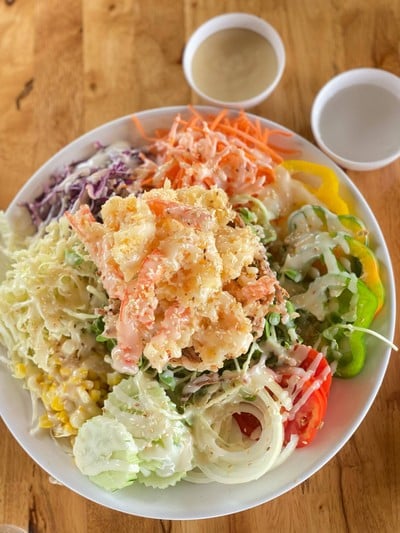 กุ้งกรอบ ตัวใหญ่  ผัดเยอะดี แต่ น้ำสลัดหวานเลี่ยน