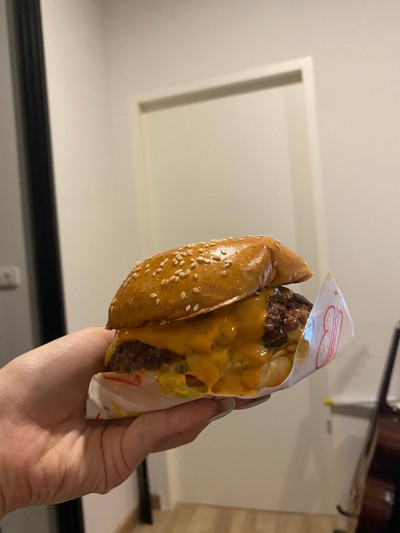 ชีสเบอร์เกอร์เนื้อ