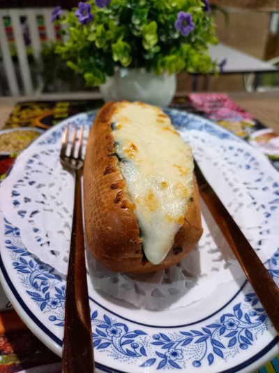 ฮอทดอก ผักโขมอบชีส