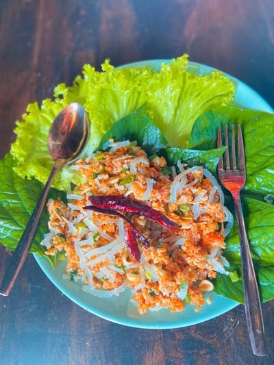 ยำข้าวทอดแหนมคลุก