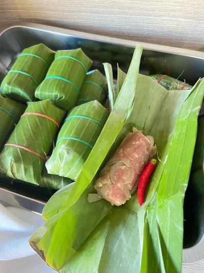 แหนมหมูดิบห่อใบตอง