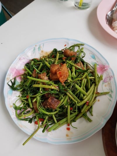 ผัดกระเฉดหมูกรอบ