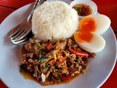 ข้าวกะเพราเนื้อ ไข่ยางมะตูม
