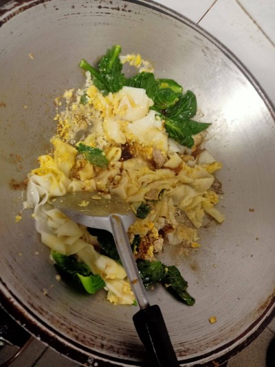 วิธีทำ ผัดสี่อิ๋วหมูเส้นใหญ่