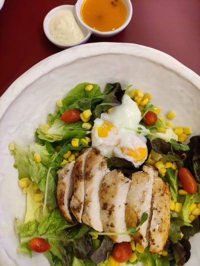 สลัดอกไก่ผักรวม