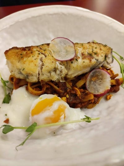 เฟตตูชินี่ปลากะพงผัดไข่เค็ม