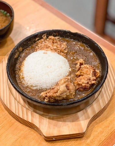 ข้าวแกงกะหรี่ไก่ทอดกะสึกะ