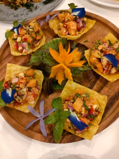 เมี่ยงแซลมอนเกี๊ยวกรอบ