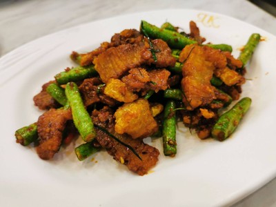 หมูกรอบคั่วพริกแกง