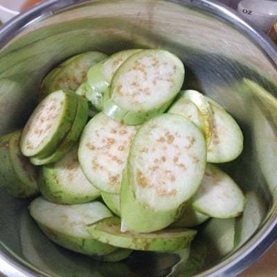 วิธีทำ มะเขือยาวชุบไข่ทอด วิธีทำ มะเขือยาวชุบไข่ทอด