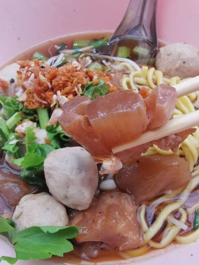 ก๋วยเตี๋ยวลูกชิ้นเนื้อเอ็นตุ๋น