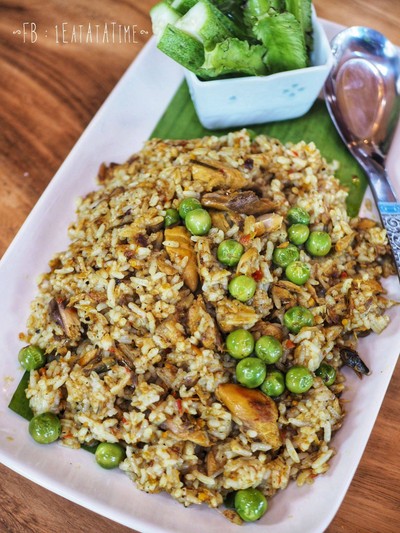 ข้าวผัดน้ำพริกไตปลา