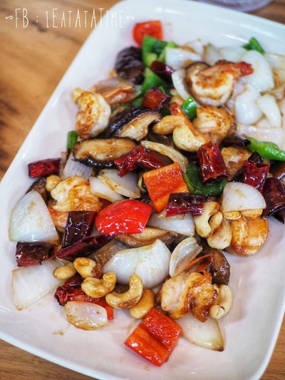 กุ้งผัดเม็ดมะม่วงพริกหวานเห็ดหอม