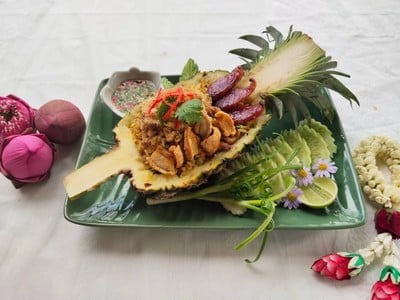 ร้านอาหารเรือนขาว