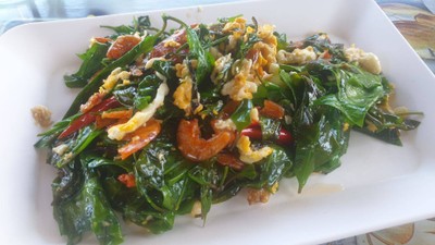 ใบเหลียงผัดไข่+กุ้งเสียบ