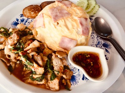 ข้าวราดกะเพราถาด  หมูชิ้นราดไข่ข้น