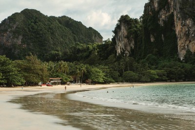 วัดใจหาความท้าทายใหม่ด้วยการปีนผา ณ ไร่เลย์ 