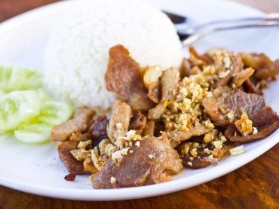 ข้าวหมูทอดกระเทียม