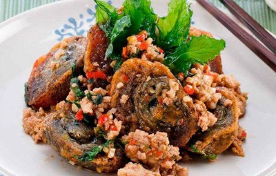 ข้าวผัดกระเพราไข่เยี่ยวม้าหมูสับ
