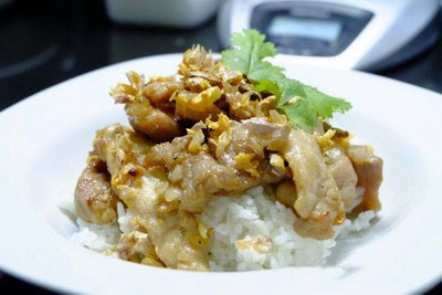 ข้าวหมูผัดกระเทียมพริกไทย