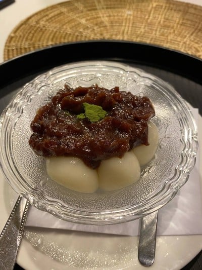 โมจิเย็นถั่วแดงโรยผงชาเขียว