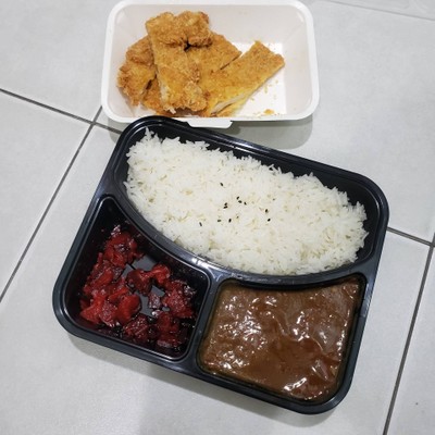 ข้าวแกงกะหรี่หมูทอด