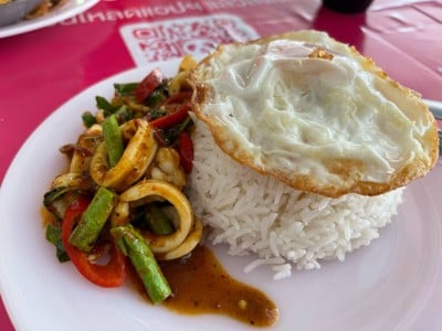 ข้าวพริกแกงปลาหมึก