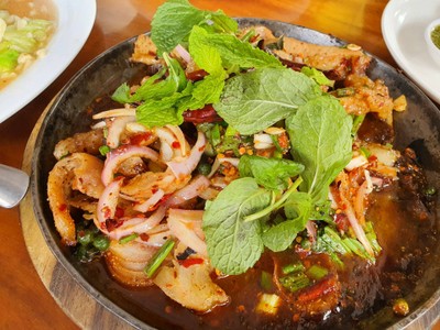 น้ำตกคอหมูย่างกระทะร้อน