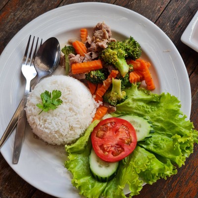 ข้าวราดผัดบล็อกเคอรี่น้ำมัน