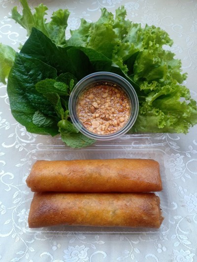 ปอเปี๊ยะทอดพร้อมผักสดน้ำจิ้มรสเด็ด(สูตรอุดร)