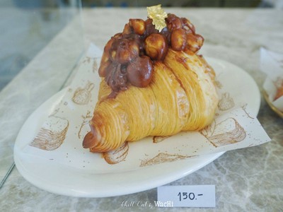 Croissant (Maccadamia Caramel)