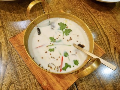 ต้มข่าไก่เครื่องตำใส่หัวปลี