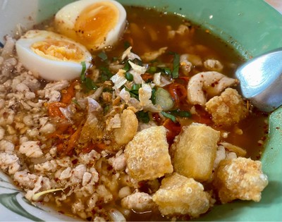 เส้นเล็กต้มยำไข่ยางมะตูม