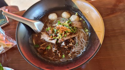 เส้นหมี่น้ำหมูทุกอย่าง