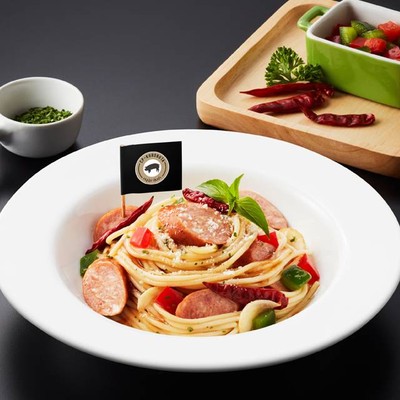 สปาเก็ตตี้ผัดอิตาเลี่ยนไส้กรอกคูโรบูตะ