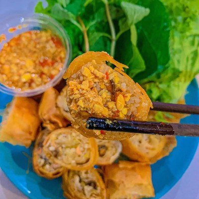 ปอเปี๊ยะทอดพร้อมผักสดน้ำจิ้มรสเด็ด(สูตรอุดร)