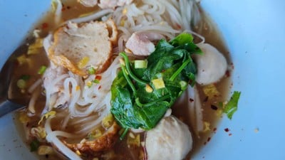 ก๋วยเตี๋ยวหมูต้มยำตำลึงตาเบิร์ด (หน้าวัง)