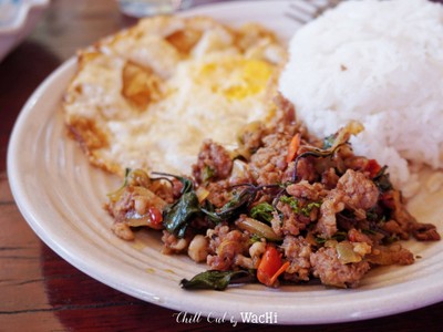 ข้าวกะเพราหมูไข่ดาว